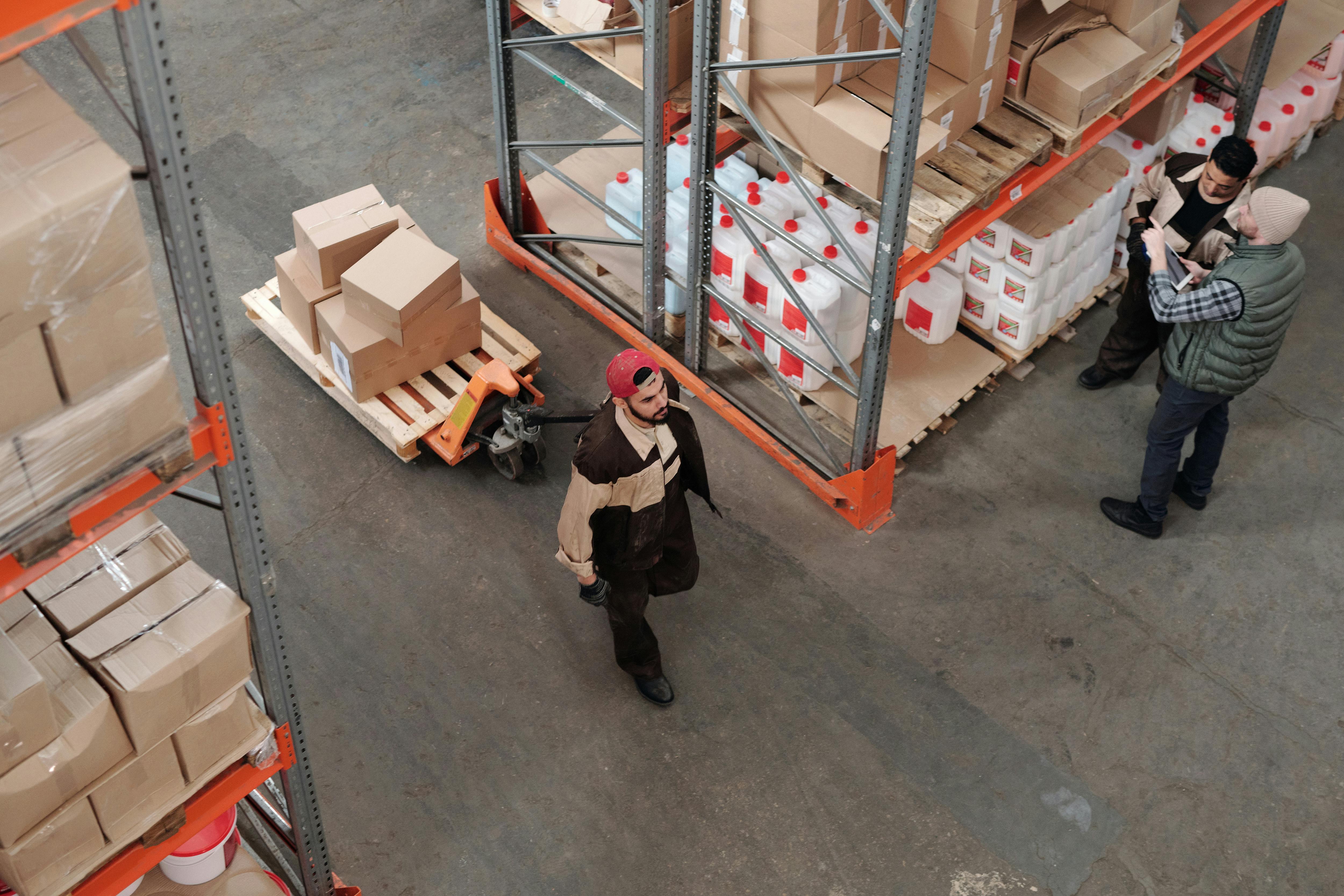 Empleado llevando cajas en un almacen