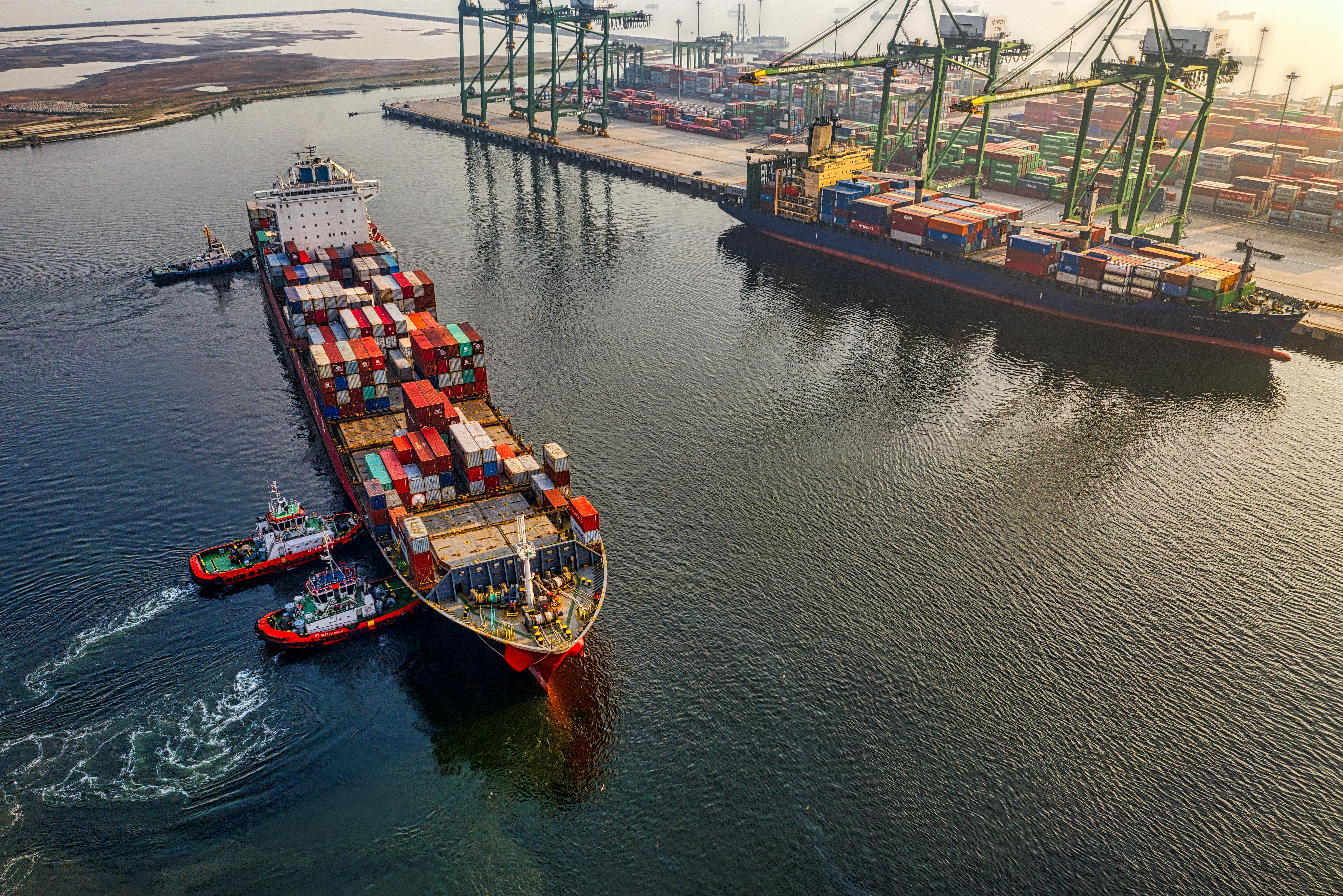 Barcos con containers en un puerto